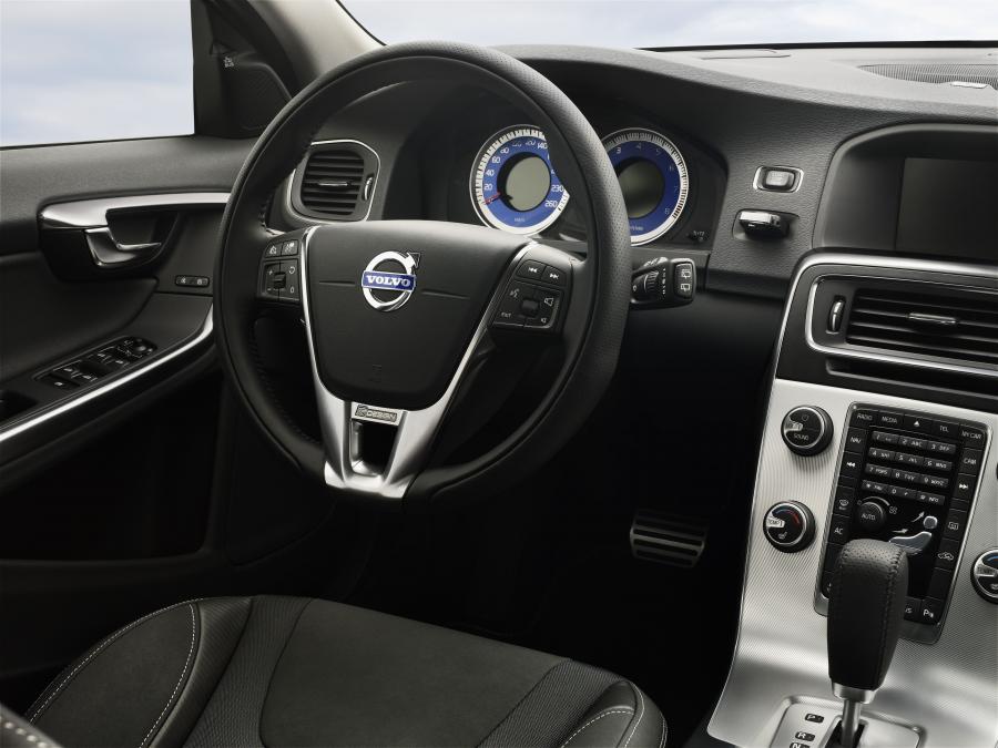  Volvo V60 R-Design 2011 года  (фото 3 из 9)